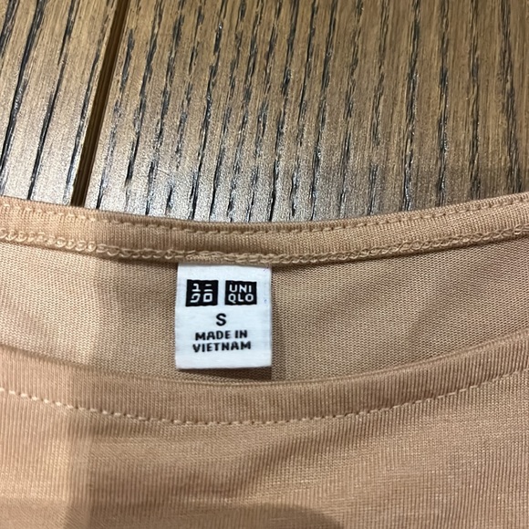 Uni qlo beige shirt sleeve - Picture 2 of 2